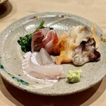 すしやのたい悟 - 白身と貝の刺身盛り合わせ。平目・金目鯛・いさき・赤貝・北寄貝・鳥貝・青柳。平目の弾力ある身、貝のフレッシュな甘みがたまらない(∩*˘∀˘*)∩