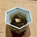 すしやのたい悟 - もずく酢。青森の岩もずくはパリパリ食感で最高〜♡