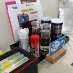 麺や大一 - テーブル席上の調味料他達