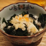 小皿のまぐろとさば。 - ワカメと大根おろし