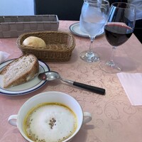 ダン ル シエル - まずカボチャのスープに胡椒と岩塩がかかって美味しい