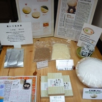 日本料理 川島 - 店頭に商品が並べられています。通販でも購入できます。