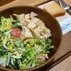 WithGreen - ハーブチキンと彩り野菜のサラダ【M】(税込1,360円)
ハーブチキン&高萵苣&萵苣&CUT蕃加&胡瓜&薄切り玉葱&玉蜀黍、それをハニーミルク・ドレッシングで和えてあります、小さなライ麦食パン付き