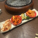 焼肉工房 但馬屋 - 自家製キムチ盛り合わせ