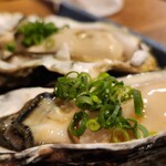 天串 研究酒場 喰楽々 - 生牡蠣。岩手県産の肉厚食感を楽しみました！