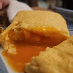 天串 研究酒場 喰楽々 - 出汁巻き玉子。こちらも入刀、キミに溺れました…