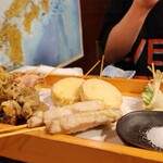 天串 研究酒場 喰楽々 - 天ぷら。鴨ねぎ天、舞茸天、長芋天、まぐろ赤身天、きす天。塩でサッといただくも良し、天つゆに漬けても良し。お好みで！