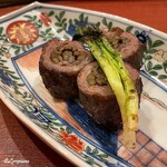 御料理 寺沢 - 前沢牛のフィレ肉の塩蕨巻と行者大蒜の炭火焼