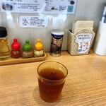 麺小屋 てち - 店舗内観、卓上アイテム、麦茶はセルフ