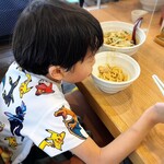 麺小屋 てち - みそら〜めん(ミニ)を啜る我が子、矯正箸は自前