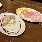ワイン屋バール - 2時間半、4,280円ノミホ付きコース、チーズ・ハム3種盛り ・パテドカンパーニュ