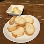 ワイン屋バール - 2時間半、4,280円ノミホ付きコース、バゲット・イカのフリット