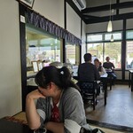 レストランはな - 店内。ガラス向こうで蕎麦打ちしていました