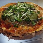 柚香 - オリジナルお好み焼き。上の葉っぱ要らん
