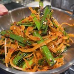 炭焼ホルモン えいた - ニラと玉ねぎのサラダ　コチュジャンと酢を混ぜたやつかしら