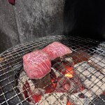 炭焼ホルモン えいた - これまた謎のメニュー　きれいにサシが入っていてトロける美味さ　というやつですね　美味い！