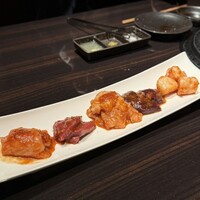 焼肉 青山外苑 - ホルモン5種盛り合わせ