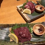 和と酒 馬乃屋 - 馬刺し上段 霜降り 下段 赤身
