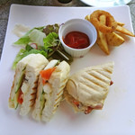 左側：米粉パニーニ