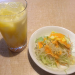 サラダとマンゴラッシー