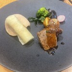 銀座アスター - 黒毛和牛の焼き物。左は北京ダック。