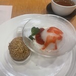 銀座アスター - 苺餡の胡麻団子。シャーベットはお花のようなお味でサッパリ。