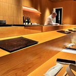 SUSHI TOKYO TEN、 横浜店 - カウンター20席もないくらい。