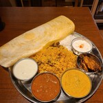 ルシ インドビリヤニ 神保町店 - ドーサをずらすとホワイトライス出現！