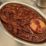 Patta Nakameguro - 牛すじカレー､アップ。牛すじどっさり！質が良い上にすごいボリューム！