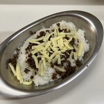 かれーの店 うどん  - チーズ、スパイシーひき肉トッピングのライス