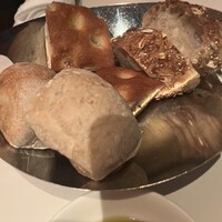 イタリアンダイニング ケシキ - パンはどれも美味しかったです。家族はローズマリーのフォカッチャが美味しかったと言ってました。