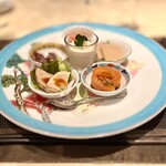 ストラスヴァリウス - オードブル）　野菜のピクルスはオレンジジュースを絡めて美味しく食べやすく味付けされています。