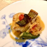 ストラスヴァリウス - ヒラスズキのポワレ､オマール海老､オクラ､白ワインのソース