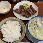 たんや善治郎 - 奥が薄めのとろろねw