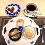 ストラスヴァリウス - メープルのアイスクリーム、洋梨のタルト•キーウィ､桜のブラン•マンジェ、トリュフチョコレート､コーヒー