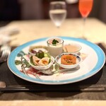 ストラスヴァリウス - オードブル）　カリフラワーのムース（真ん中）がとても美味しかったです。