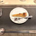 ストラスヴァリウス - アミューズ）　ベーコンと玉ねぎの温かいキッシュ