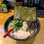 横浜家系らーめん三元 - 醤油 850円(+キクラゲ)