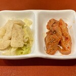 板くら慎之輔 - お通し：石鯛のキムチ、春キャベツと南関あげのあっさり煮。