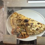 壁の穴 - おいしいおいしいふっくらカルツォーネ焦げ目が嬉しい