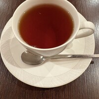 CINQ - 紅茶。赤茶色（もっとエレガントな言い方がしたいがわからない。今後は色の種類も学ばねば）がキラキラ。渋すぎない紅茶でした。