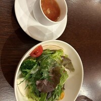 CINQ - サラダとスープ。これだけでも何種類かのお野菜が摂れる。有難し！
