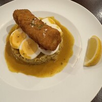 CINQ - 初めましてのケイジャリー。ゆで卵が丸く敷き詰められています。フライはカリカリよ〜。