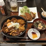 彩華 - メンチカツと牛タン入りホルモンミックス丼