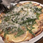 Hamadayama VIVACE - 【豚バラ肉のボルケッタと国産レモンのピザ】薄くてパリパリ系の生地にたくさんの具がのっています。レモンがほんのり酸っぱくアクセントになっていてとっても美味しいです！