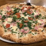 パルテノペ 恵比寿店 - 燻製モッツァレラチーズのピザ