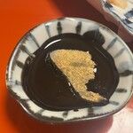 赤坂 菊乃井 - 烏賊墨と卵の君と醤油からできたソースを白烏賊に付けて食べる。烏賊げそを焼いて擦りおろした茶色の粉を白烏賊に惑わせてあり、風味がすばらあ。