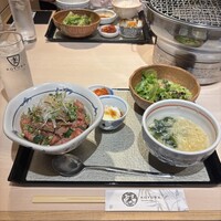 牛刺しと焼肉 仔虎 クリスロード店 - 