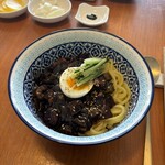 ジャジャン麺ハウス - これもジャージャー麺。チェジュ島ナインブリッジのコース内にある売店のジャージャー麺。町中でも名店探しまくってるのだが、こんな所に至高のジャージャー麺いた
