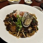 ジャジャン麺ハウス - これもジャージャー麺。ナインブリッジのレストランのジャージャー麺。旨いがコレじゃ豪華すぎる。売店の方が好き